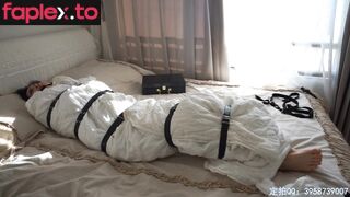好想放松一下，自缚解压。没想到室友还在家，一直在暗中观察着我