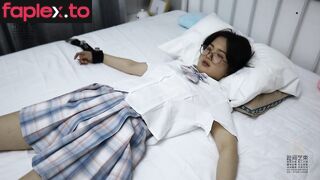 萌妹子汤圆家中被绑架 绑带 木枷 吊铐折磨 挠脚挠全身TK