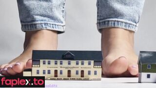 Giantess FootyQueen - City Destruction part1
