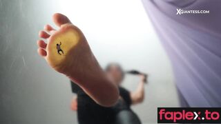 Xgiantess - Giantess Ella Stepsister makes you cum under her feet