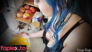 Freya Reign - Holiday Baking With A Giantess Vore