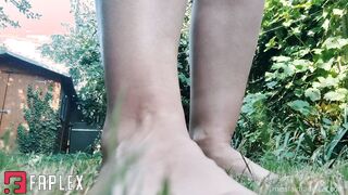 Miss FairTrade Feet - Giantess At The Garden