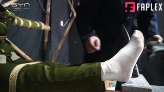 潜伏女孩惨遭捆绑吊打老虎凳铁钳子刷子挠脚心