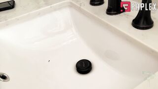 Giantess Ave - Giantess Victoria Unaware Airbnb Host Giantess Unaware FX