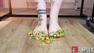 AMSR Miss Ivy Chaos with Food and Object Crush, Barefoot and Big Feet Sploshing (Roast Dinner Veg)