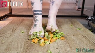 AMSR Miss Ivy Chaos with Food and Object Crush, Barefoot and Big Feet Sploshing (Roast Dinner Veg)