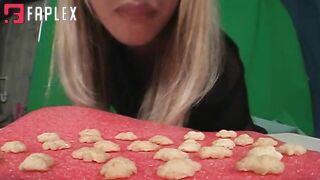 Media Impact Customs - Dee Eats Teddy Crackers - Vz Archive #1 Cl (Giantess Fetish)