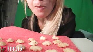 Media Impact Customs - Dee Eats Teddy Crackers - Vz Archive #1 Cl (Giantess Fetish)