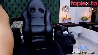 Colombian Babe Fucks Her Pussy On Her Gaming Chair